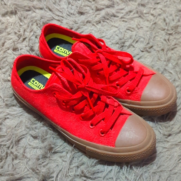 Converse red low tops - Picture 1 of 1